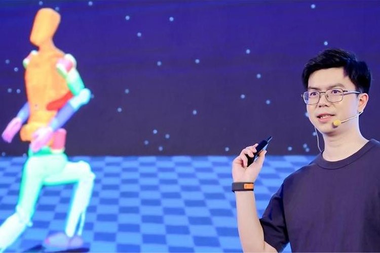 天才少年稚晖君非凡国际机器人走路进场！AI模型做大脑，目标售价20万以内